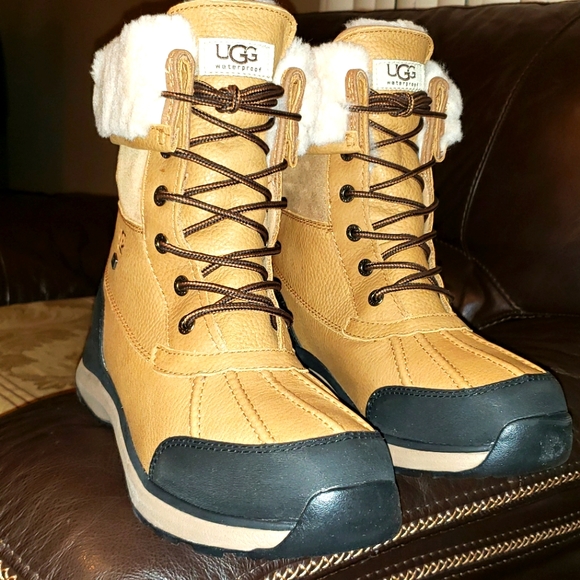 UGG Shoes - 🎁UGG Women's Adirondack III boots 👢. Size 10 in Chestnut.